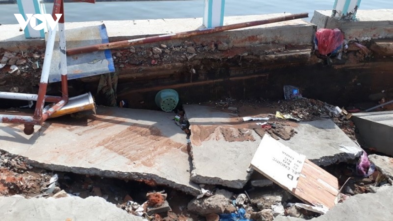 Bờ kè sông Cà Ty ở Bình Thuận bị hư hỏng nặng chỉ sau vài tháng nâng cấp